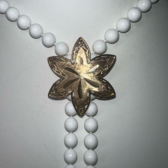 Sara Coventry Signed Vintage White Bead Gold Tone Floral MCM Y Necklace - Picture 3 of 8